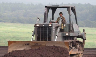  Máy ủi của JGSDF, một trong các thiết bị sẽ được cung cấp.
