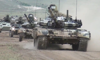 Nga bán vũ khí cho cả hai đối thủ. Trong ảnh: Xe tăng do Nga sản xuất trong quân đội Azerbaijan tham chiến