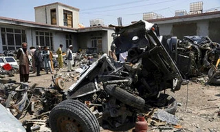 Khi quân đội Mỹ đóng gói rời khỏi Afghanistan sau gần 20 năm chiến tranh, họ đã phá hủy nhiều thiết bị và bán như phế liệu cho các đại lý địa phương. Nhiều người Afghanistan đang tỏ ra tiếc nuối và tức giận rằng hàng núi vật tư và thiết bị bị phá hủy trước khi bán cho họ. (Ảnh AP / Rahmat Gul)