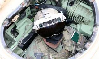 Lính Mỹ được trang bị kính giúp ‘nhìn xuyên qua xe bọc thép’