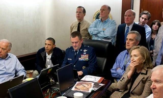 Phó Tổng thống Mỹ lúc bấy giờ là Joe Biden, Tổng thống Barack Obama, và các quan chức quân sự và chính trị hàng đầu của Mỹ có mặt trong Phòng Tình huống giám sát cuộc đột kích của trùm khủng bố Osama bin Laden. White House / Pete Souza / Reuters
