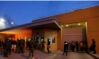 Người biểu tình và dân quân kéo đến đại sứ quán Mỹ đốt phá khiến quân đội Mỹ phải tăng viện cho Trung Đông