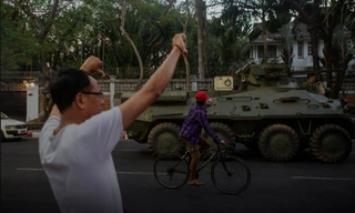 Xe bọc thép xuất hiện ở Yangon