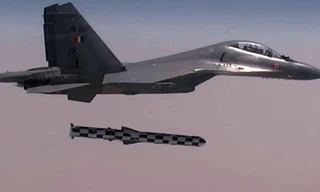 Một chiếc Su-30MKI của Không quân Ấn Độ phóng tên lửa tầm xa BrahMos bắn mục tiêu cách xa 4.000 km. (Twitter)