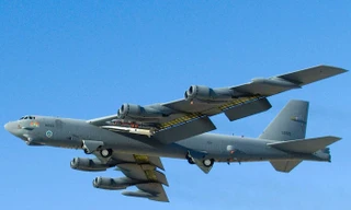 Phương tiện bay siêu âm thử nghiệm Waverider X-51A trên cánh máy bay B-52 vào ngày 26 tháng 5 năm 2010. 