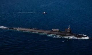 Tàu ngầm mang tên lửa dẫn đường USS Ohio tham gia một cuộc tập trận tích hợp ngoài khơi Okinawa, Nhật Bản trong tháng này.