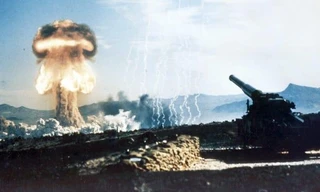 Hình ảnh vụ bắn thử một khẩu pháo nguyên tử M65 ngày 25 tháng 5 năm 1953. (Cục An ninh Hạt nhân Quốc gia Mỹ)