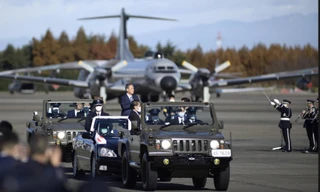 Thủ tướng Nhật Bản Yoshihide Suga duyệt binh Lực lượng Phòng vệ Trên không của Nhật Bản tại Căn cứ Không quân Iruma ở Sayama, tỉnh Saitama, Nhật Bản, ngày 28 tháng 11 năm 2020. 