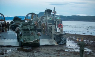Xe tấn công đổ bộ thoát ra khỏi tàu đổ bộ, đệm khí. Ảnh của Thủy quân lục chiến Mỹ