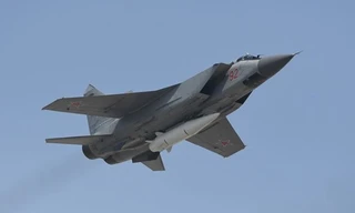 Tên lửa siêu thanh Kinzhal dưới bụng tiêm kích MiG-31K