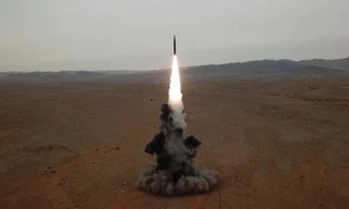 Cảnh phóng tên lửa đạn đạo DF-26 của Trung Quốc