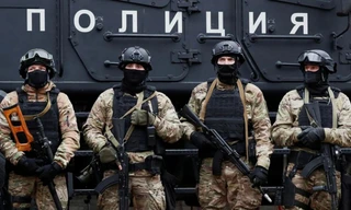 Khẩu VSS Vintorez trong tay người lính ngoài cùng bên trái