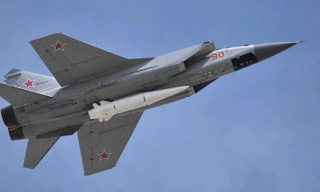 Một chiếc MiG-31 mag theo tên lửa siêu vượt âm Kinzhal tại Lễ diễu binh mừng Ngày Chiến thắng Moscow 2018.
