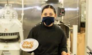 Chuyên gia ẩm thực Seaman Marilyn Mejiasanchez với món tráng miệng trên tàu USS Gerald R. Ford