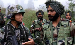 Lĩnh Ấn Độ đứng gác ở biên giới trong cái lạnh dưới 0 độ