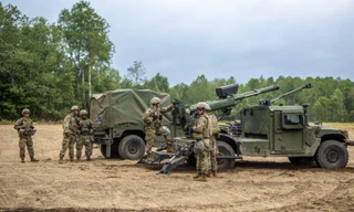 Lựu pháo 105mm gắn Hawkeye Humvee và xe hỗ trợ