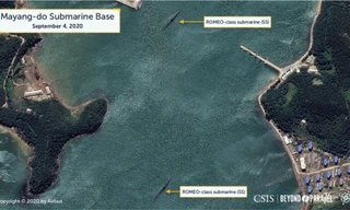 Hai tàu ngầm lớp ROMEO đang neo đậu trong vịnh của Căn cứ tàu ngầm Mayang-do