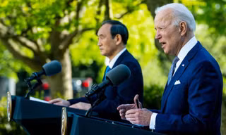 Tổng thống Mỹ Joe Biden và Thủ tướng Nhật Bản Yoshihide Suga tổ chức một cuộc họp báo tại Nhà Trắng vào ngày 16 tháng 4 năm 2021. © Getty Images / Doug Mills-Pool
