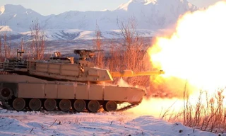 Một chiếc M-1A2SEPv3 khai hỏa trong quá trình thử nghiệm ở Alaska.