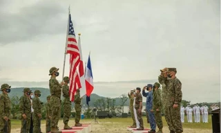 Các chỉ huy Mỹ, Nhật, Pháp và Úc chào cờ trong lễ khai mạc cuộc tập trận Jeanne D’Arc 21