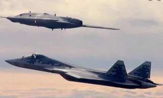 Tiêm kích tàng hình Su-57 của Nga bay cùng máy bay không người lái Okhotnik-B. (Twitter)