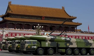Tên lửa đạn đạo DF-26 "sát thủ tàu sân bay" của Trung Quốc