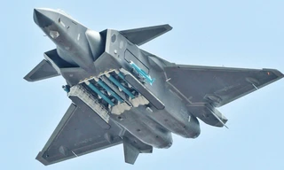 Tiêm kích J-20 Trung Quốc và khoang vũ khí có tên lửa PL-15