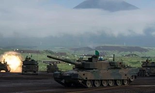 Xe tăng Nhật Bản trong cuộc tập trận bắn đạn thật dưới chân núi Phú Sĩ, ngày 22 tháng 8 năm 2019