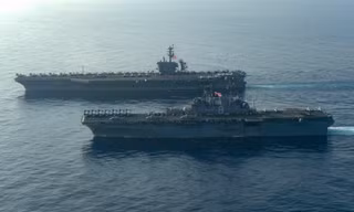 Tàu đổ bộ USS Makin (LHD-8) và tàu sân bay USS Theodore Roosevelt (CVN-71) quá cảnh Biển Đông vào ngày 9 tháng 4 năm 2021. Ảnh: Hải quân Mỹ