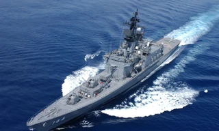 Để kiềm tỏa Trung Quốc, Mỹ có trong tay vũ khí lợi hại: Đồng minh. Trong ảnh: Tàu khu trục JS Kurama của hải quân Nhật Bản