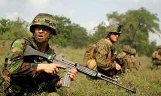 Jang Soon Park, một phiên dịch viên của Thủy quân lục chiến Hàn Quốc, với khẩu K2 trong một cuộc tập trận với Thủy quân lục chiến Mỹ, ngày 3 tháng 2 năm 2010. Thủy quân lục chiến Mỹ