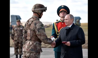 Tổng thống Nga Putin chào đón đoàn quân sự Trung Quốc trong một sự kiện diễn tập chung của quân đội hai nước