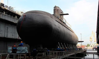 Chiếc thứ hai thuộc Dự án 677 lớp Lada (NATO gọi là lớp St. Petersburg) ‘Kronstadt’ được hạ thủy tại Nhà máy đóng tàu Admiralty ở Saint Petersburg.