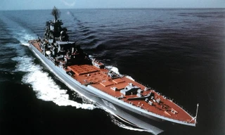 Tàu tuần dương mang tên lửa dẫn đường Frunze chạy bằng năng lượng hạt nhân lớp Kirov của Liên Xô, ngày 25 tháng 3 năm 1986.