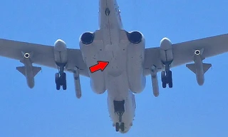 Dấu hiệu cho thấy máy bay được sửa đổi để mang vật nặng dưới bụng