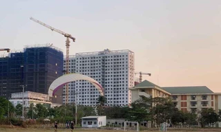 Nhảy dù hạ cánh trúng... khu cách ly - 1001 chuyện dở khóc dở cười mùa dịch