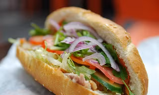 Ông chủ 9X và quyết tâm làm giàu nhờ bánh mì kẹp