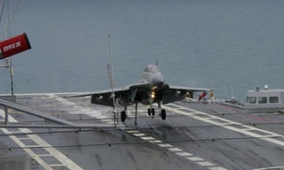 Cú hạ cánh lịch sử của phi công Ấn Độ trên tàu Vikramaditya