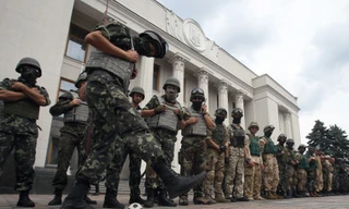 Binh sĩ tiểu đoàn Donbass bảo vệ một mục tiêu tại khu vực