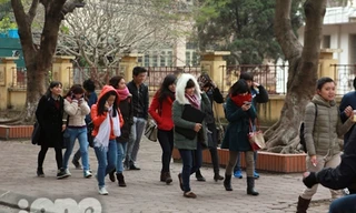 Teen Hà Nội co ro đi học trong ngày rét hại
