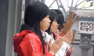  Đi lễ chùa cầu duyên đã trở thành niềm tin tín ngưỡng với nhiều bạn trẻ. Ảnh: Nguyễn Hòa.