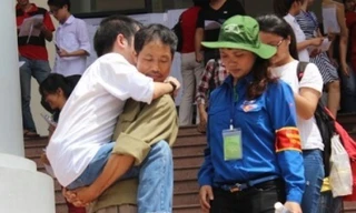 Hình ảnh người cha bế con đi thi đại học gây xúc động