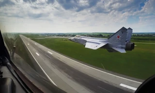 Bay cùng ‘kẻ thống lĩnh bầu trời’ MiG-31