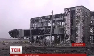 Sân bay Donetsk tan hoang do pháo kích