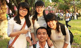 Cuộc sống tự lập đã giúp Yến Nhi (ngoài cùng bên phải) trưởng thành hơn so với các bạn đồng trang lứa.