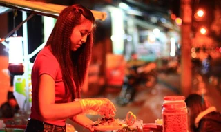 Một đêm làm việc tất bật của hot girl bánh tráng trộn