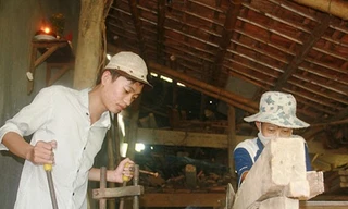 Tân kỹ sư Lê Tấn Danh phụ bố làm mộc sau khi tốt nghiệp trở về nhà Ảnh: Trần Thường.