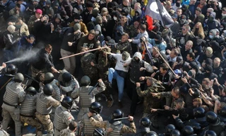 Cảnh ẩu đả trước tòa nhà Quốc hội Ukraine, 14 người chết