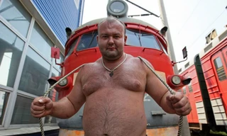 [ẢNH] Lực sĩ kéo đoàn tàu 120 tấn nhẹ nhàng như đẩy xe hàng