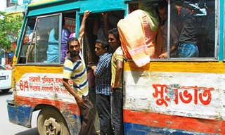  Đi lại bằng xe buýt ở Bangladesh - Ảnh: Cookiesound